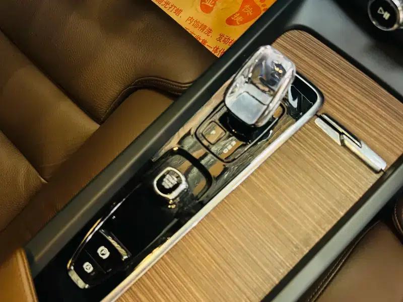 2024 Volvo XC60 B5 AWD Inscription Luxury Edition — миниатюра 18