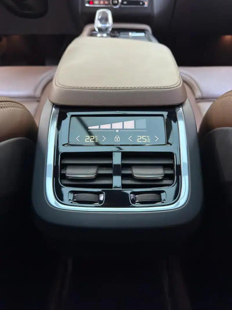 2022 Volvo XC90 B6 Inscription Luxury Edition 7-seater — миниатюра 5