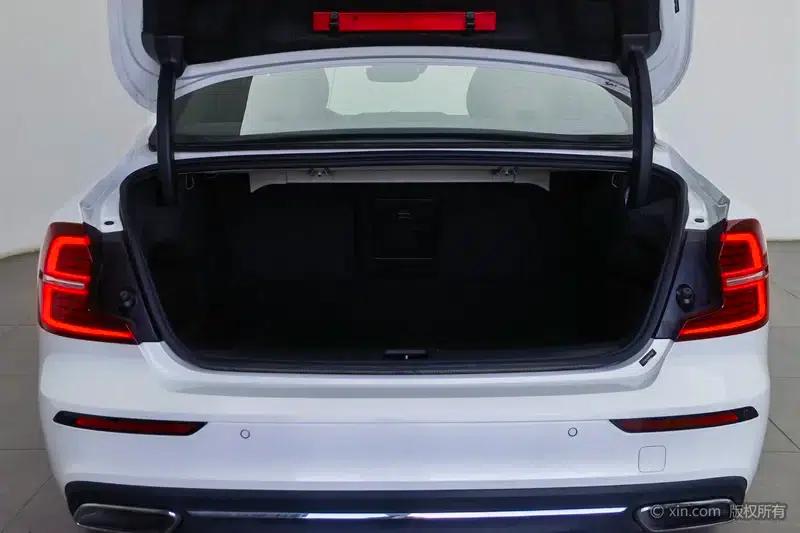 2022 Volvo S60 B4 Smart Luxury Edition — миниатюра 23