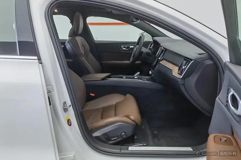 2022 Volvo S60 B4 Smart Luxury Edition — миниатюра 24