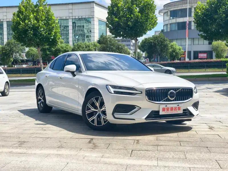 2026 Volvo S60 B4 Smart Luxury Edition — миниатюра 3