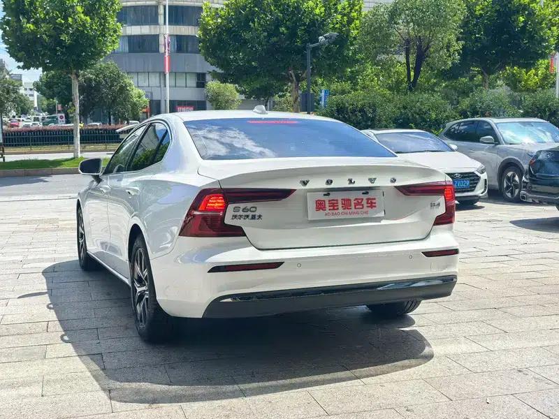 2026 Volvo S60 B4 Smart Luxury Edition — миниатюра 4