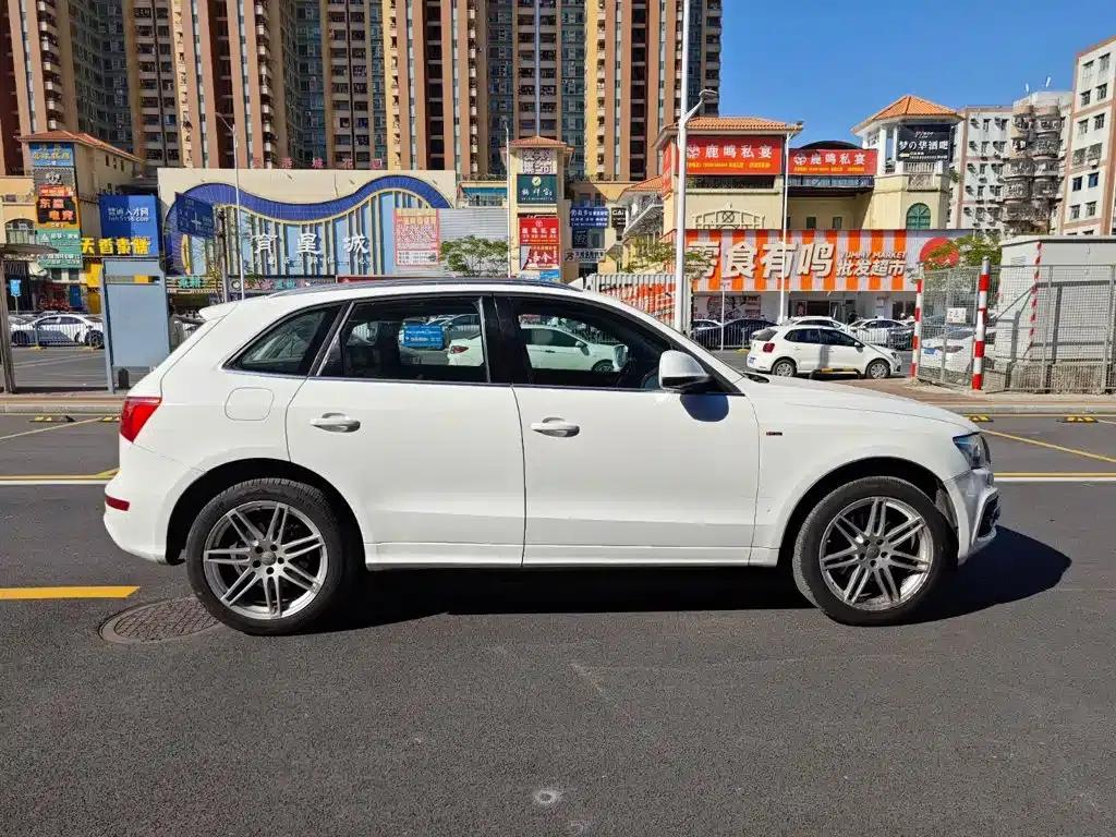 2010 Audi Q5 Imported Model 3.2FSI Sport — миниатюра 8