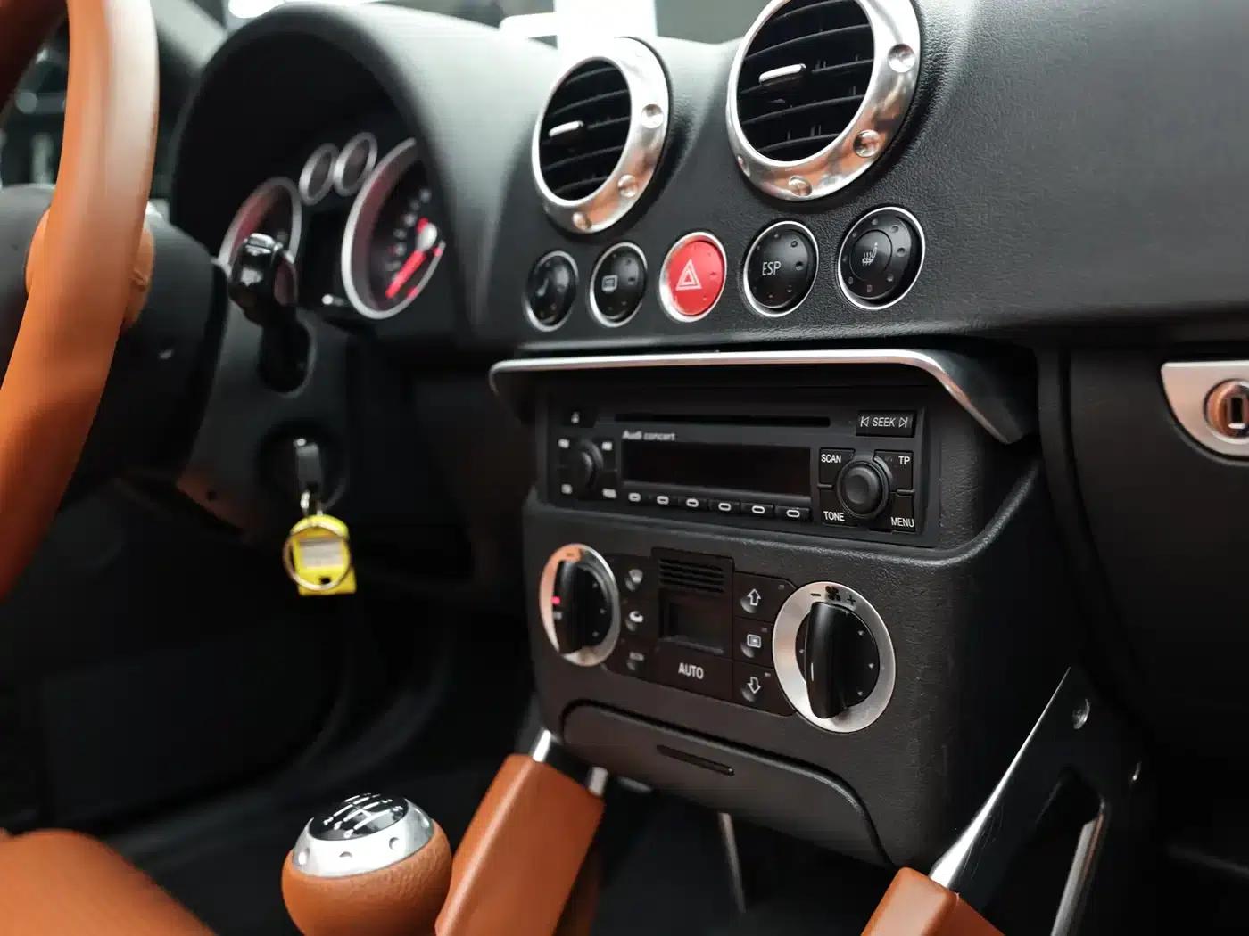 2004 Audi TT Roadster 1.8T — миниатюра 12