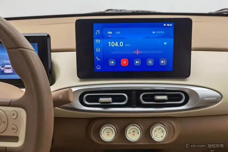 Wuling Hongguang MINIEV 2025 Model, 205km/h, Lithium Iron Phosphate, Four-Door Premium Edition — миниатюра 13