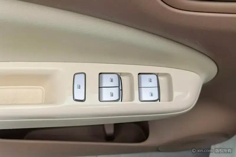 Wuling Hongguang MINIEV 2025 Model, 205km/h, Lithium Iron Phosphate, Four-Door Premium Edition — миниатюра 22