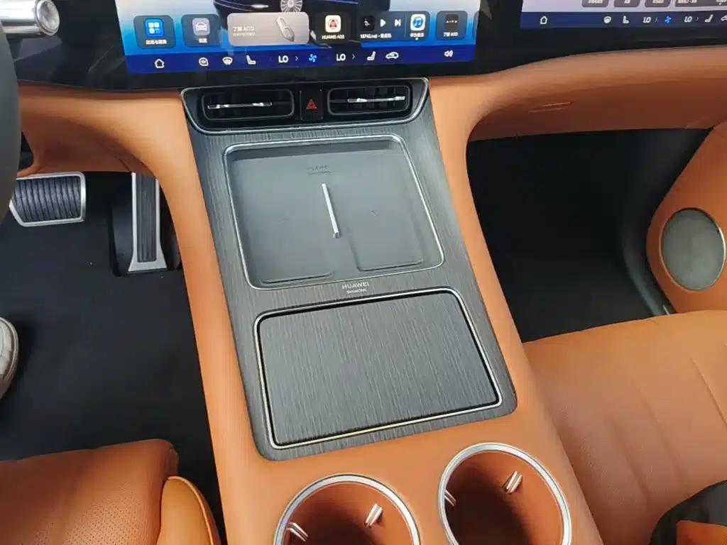 Wenjie M8 2025 Range Extended Ultra Edition 53.4kWh 6-Seat Version (192-line LiDAR) — миниатюра 14