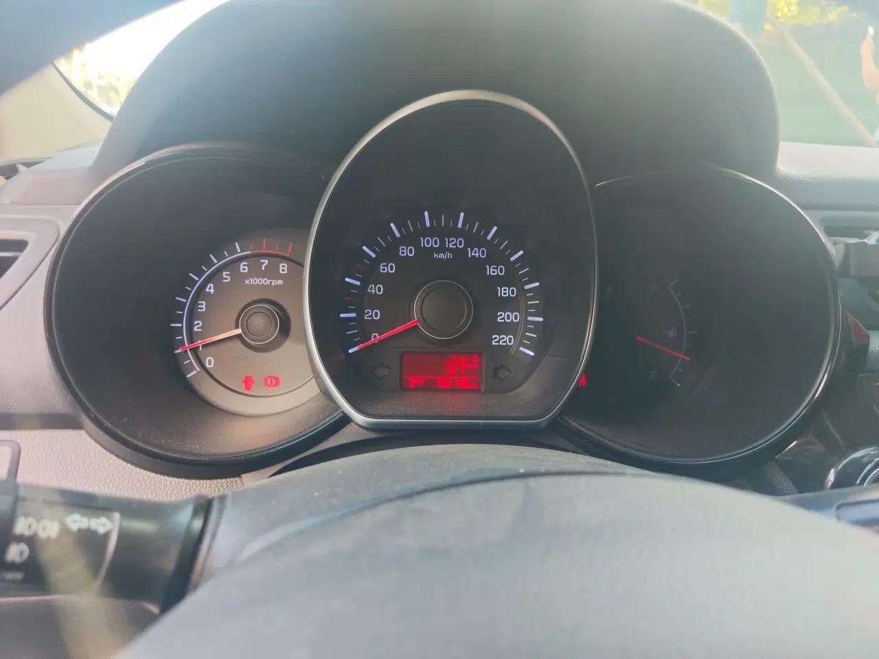 Kia K2 2015 Sedan 1.4L MT GLS — миниатюра 11