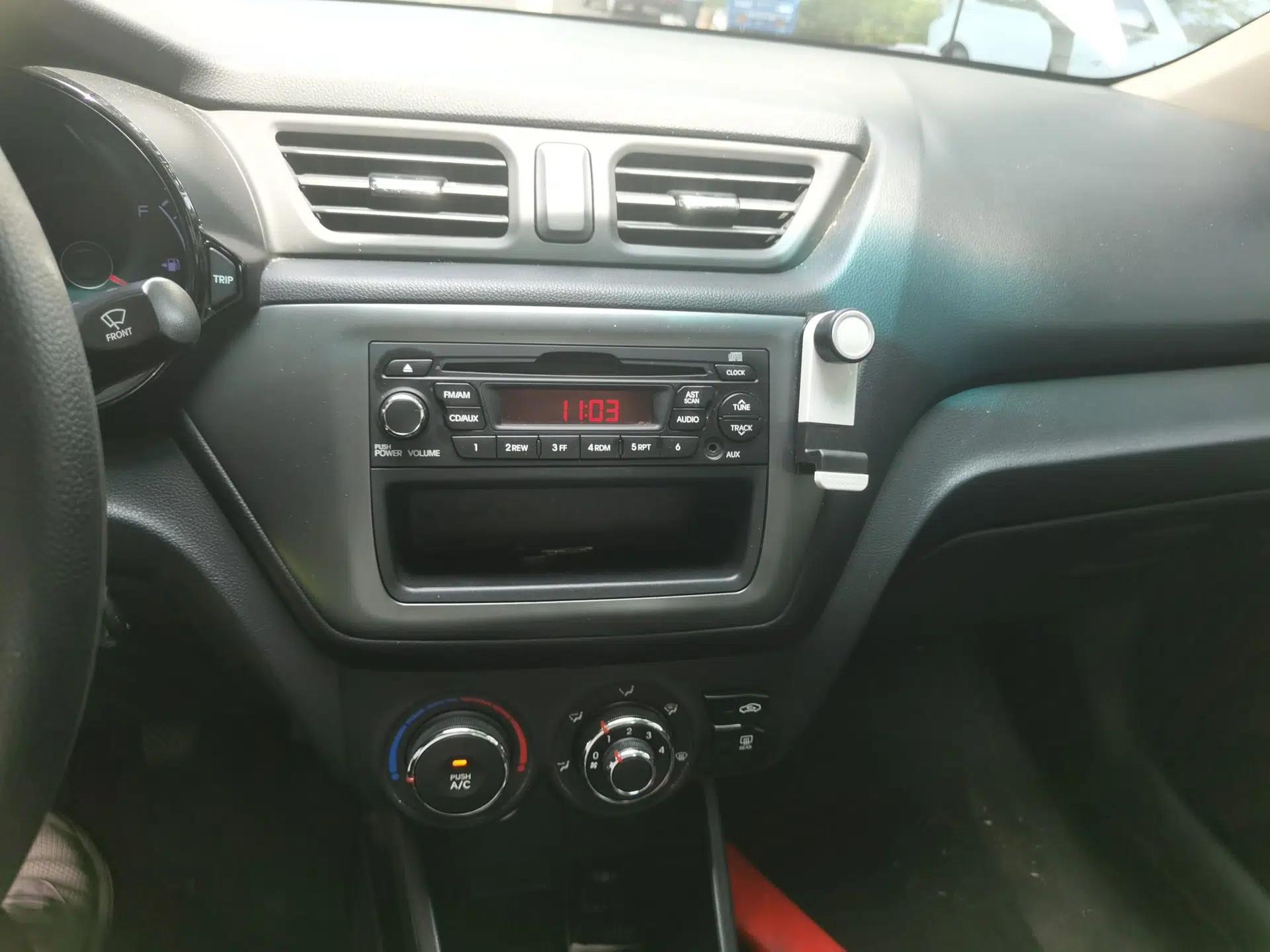 Kia K2 2012 Sedan 1.4L MT GLS Commemorative Edition — миниатюра 13