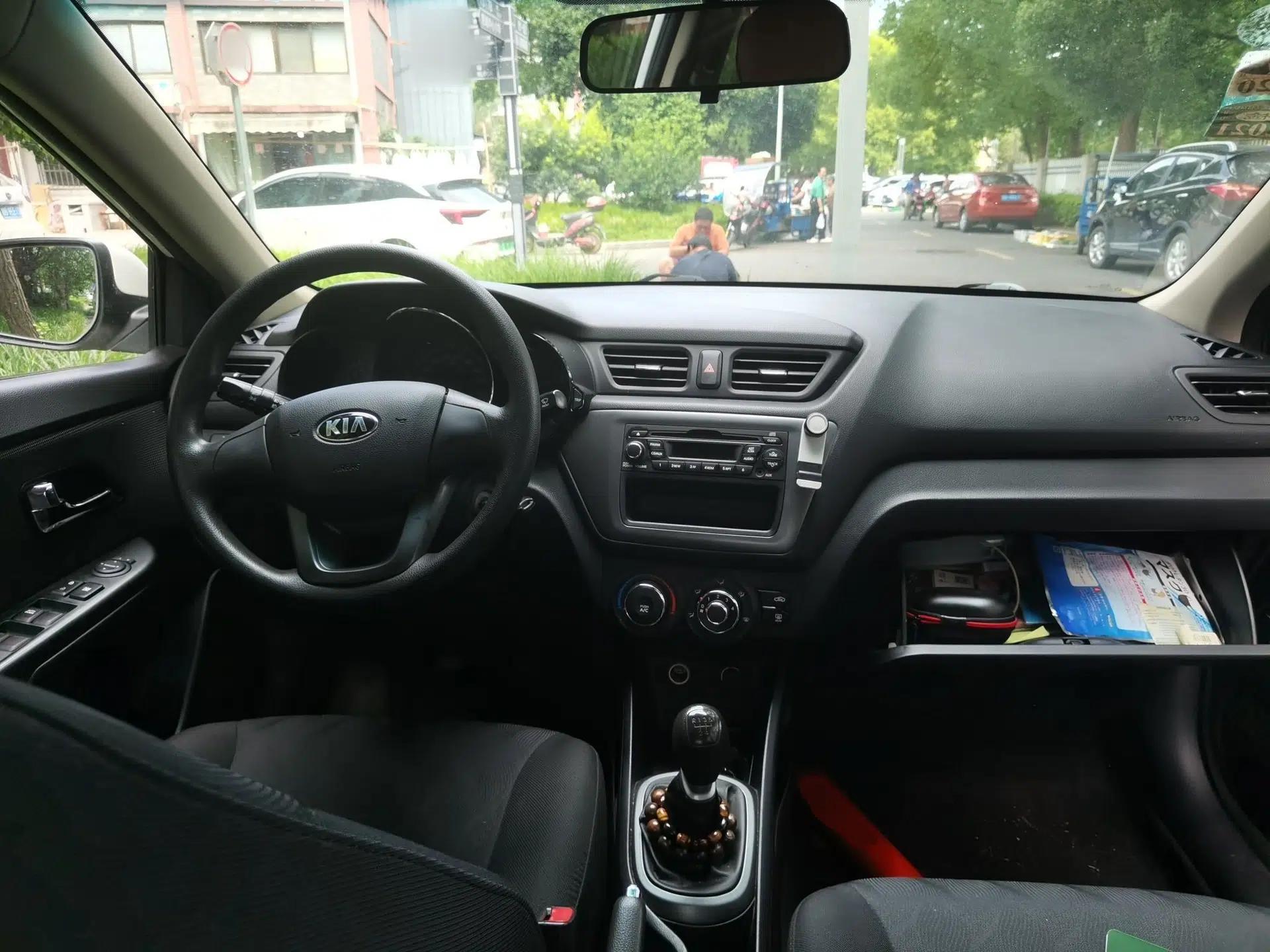 Kia K2 2012 Sedan 1.4L MT GLS Commemorative Edition — миниатюра 9
