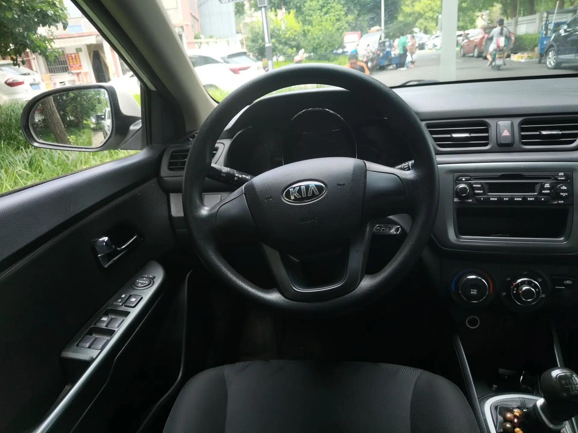 Kia K2 2012 Sedan 1.4L MT GLS Commemorative Edition — миниатюра 10