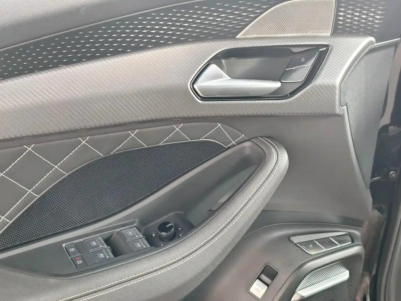 Audi Q6 2024 45 TFSI quattro Black Edition 6-seater — миниатюра 13