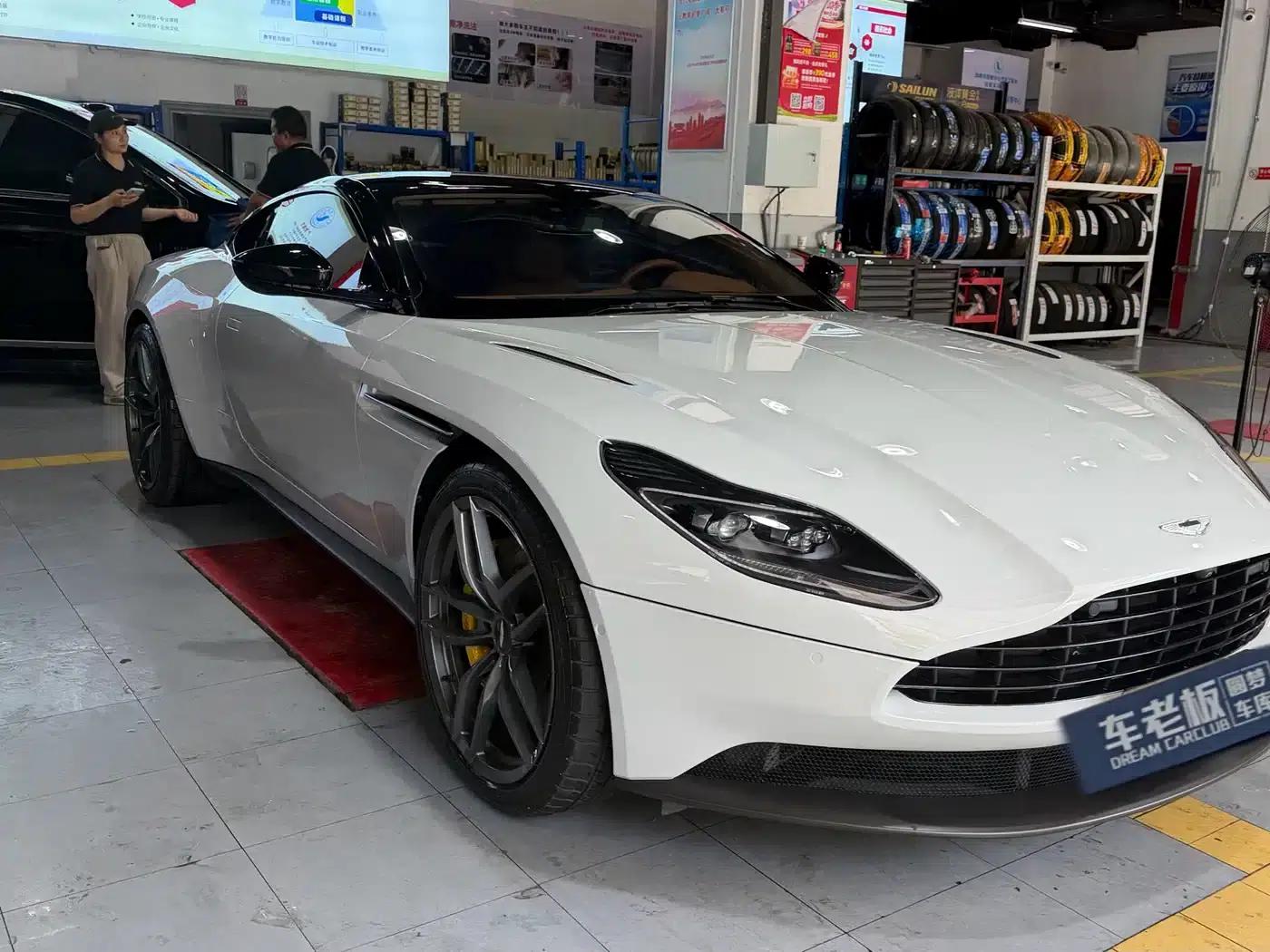 Aston Martin DB11 2019 4.0T V8 Coupe — миниатюра 3