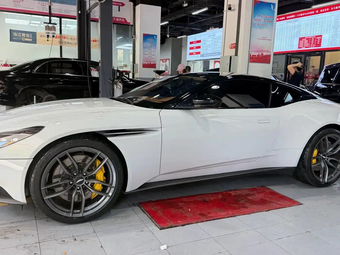 Aston Martin DB11 2019 4.0T V8 Coupe — миниатюра 8