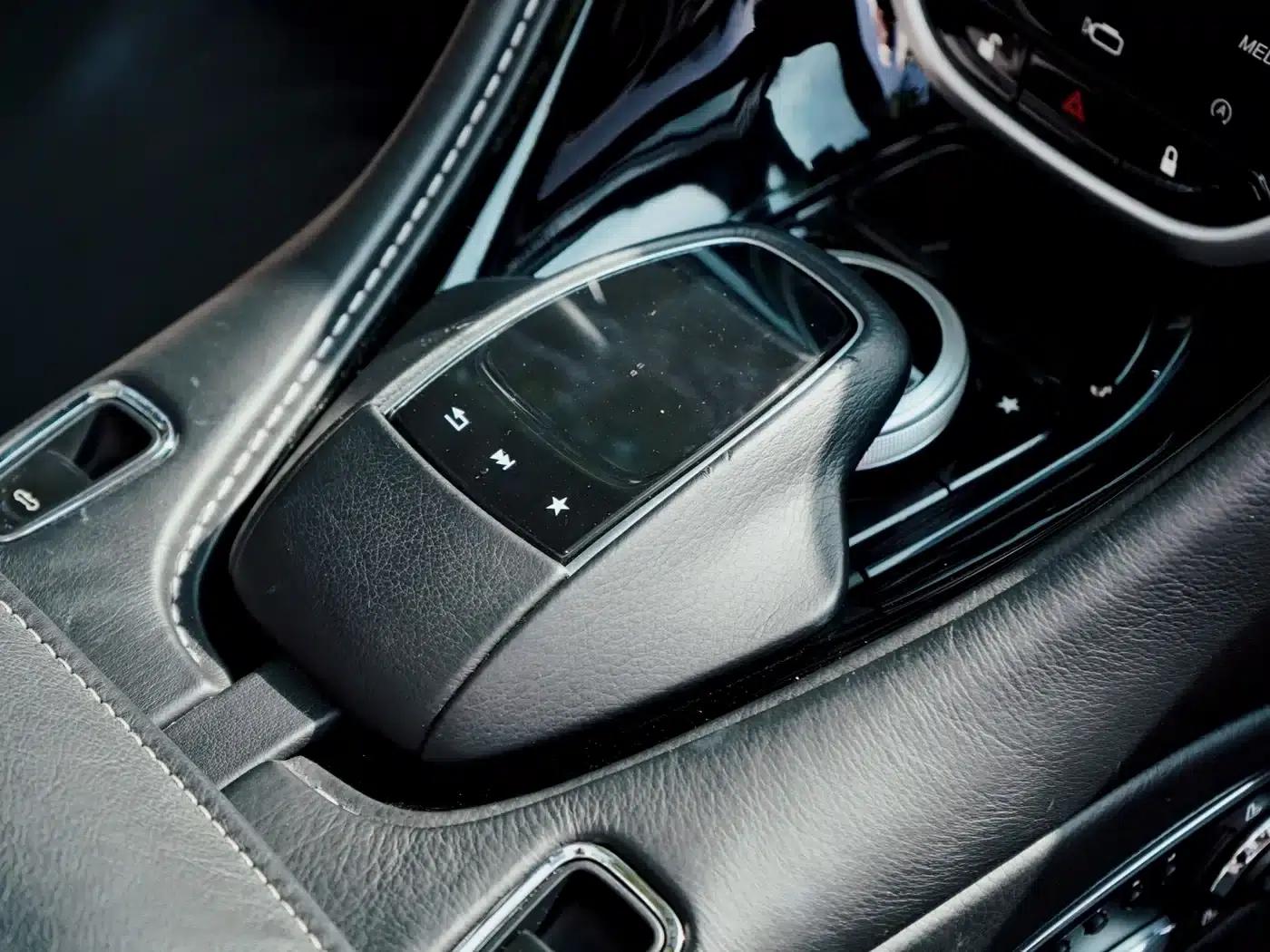 Aston Martin DB11 2020 4.0T V8 Volante — миниатюра 16