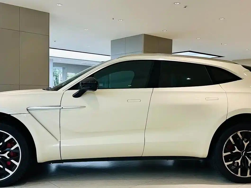 2022 Aston Martin DBX 4.0T V8 — миниатюра 3