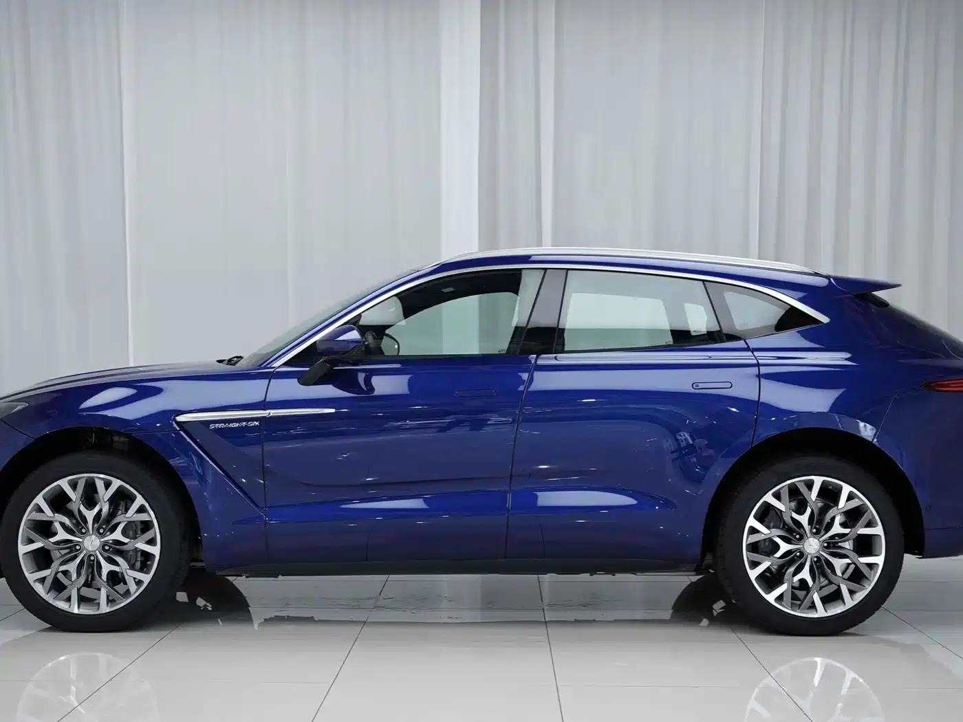 Aston Martin DBX 2023 3.0T STRAIGHT-SIX — миниатюра 3