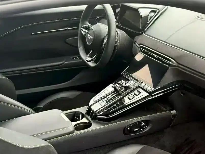 2024 V8 Vantage 4.0T V8 Coupe — миниатюра 11