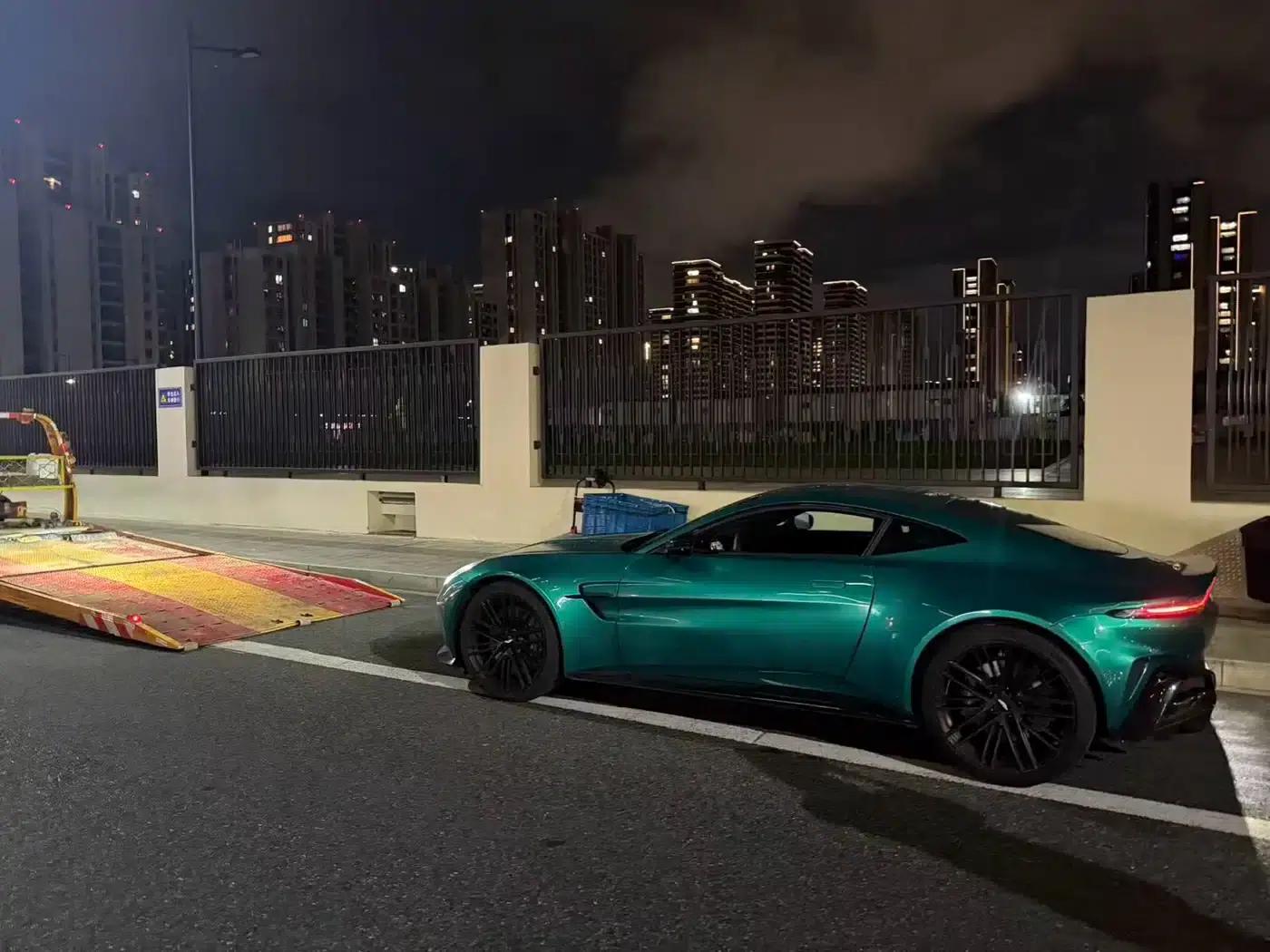 2024 V8 Vantage 4.0T V8 Coupe — миниатюра 9
