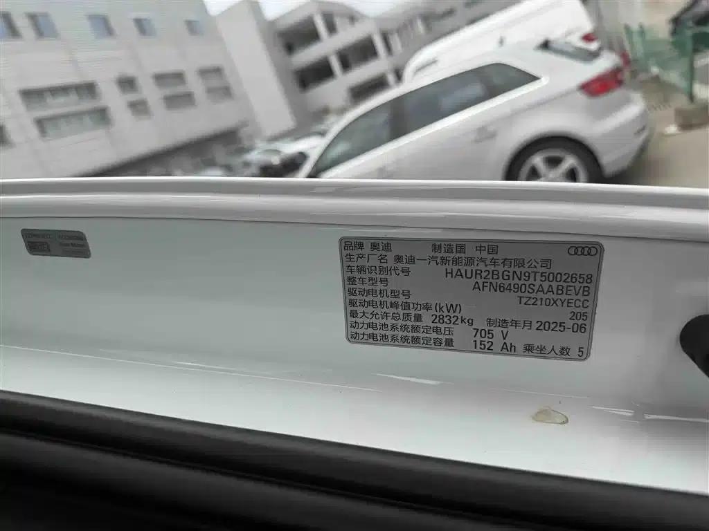 Audi Q6L Sportback e-tron 2026 First Edition — миниатюра 10