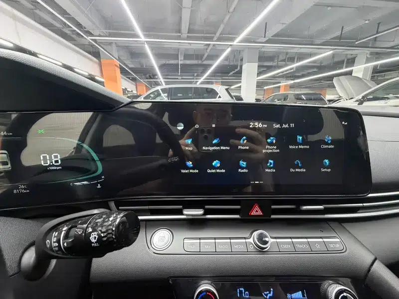 Hyundai Elantra 2023 1.5L CVT LUX Premium Edition — миниатюра 12