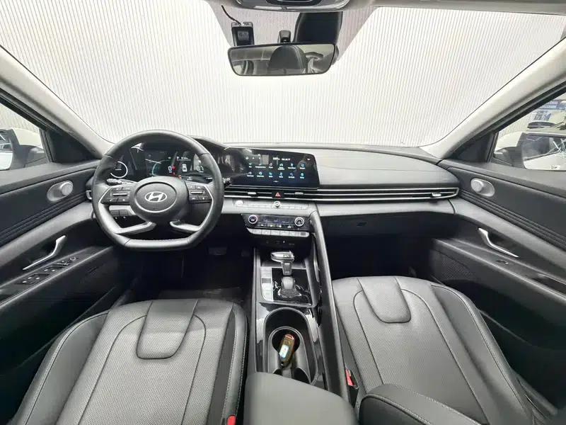 Hyundai Elantra 2023 1.5L CVT LUX Premium Edition — миниатюра 13