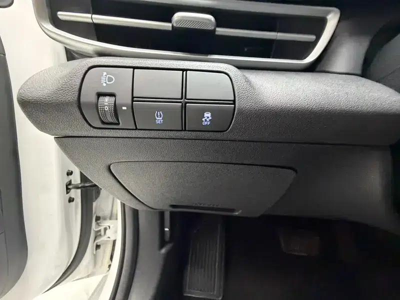 Hyundai Elantra 2023 1.5L CVT LUX Premium Edition — миниатюра 15