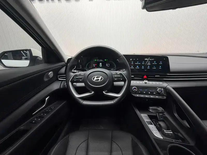 Hyundai Elantra 2023 1.5L CVT LUX Premium Edition — миниатюра 16