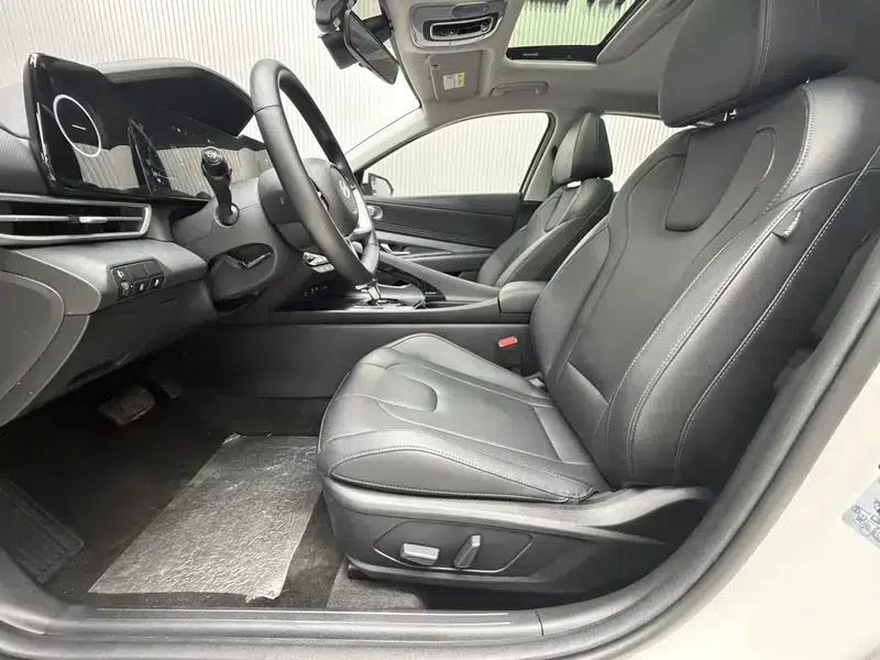 Hyundai Elantra 2023 1.5L CVT LUX Premium Edition — миниатюра 17