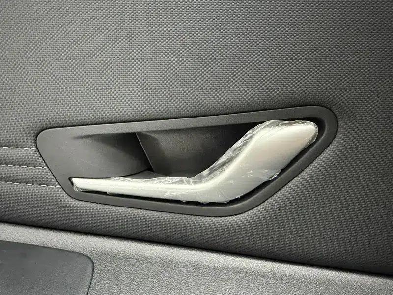 Hyundai Elantra 2023 1.5L CVT LUX Premium Edition — миниатюра 18