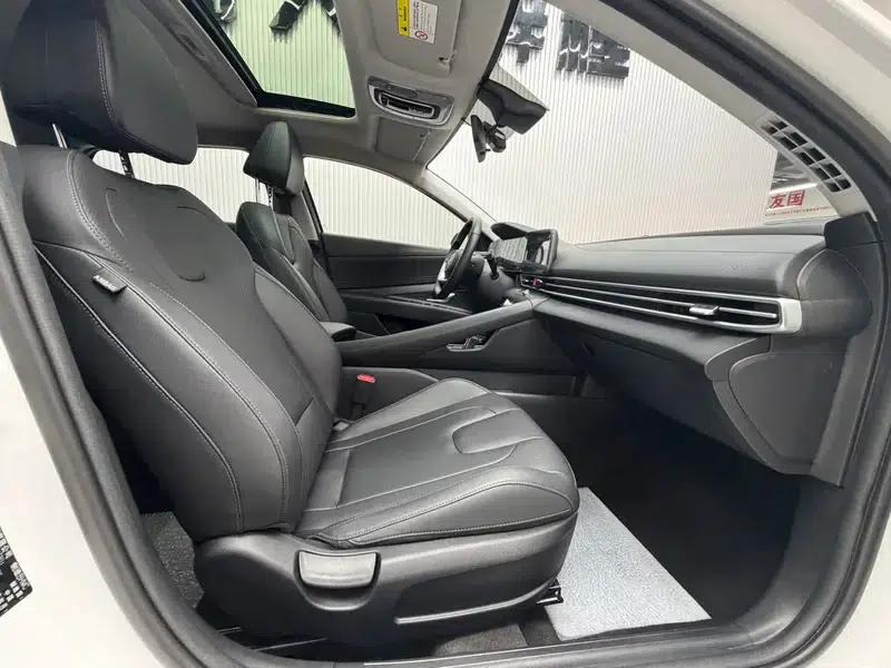 Hyundai Elantra 2023 1.5L CVT LUX Premium Edition — миниатюра 21