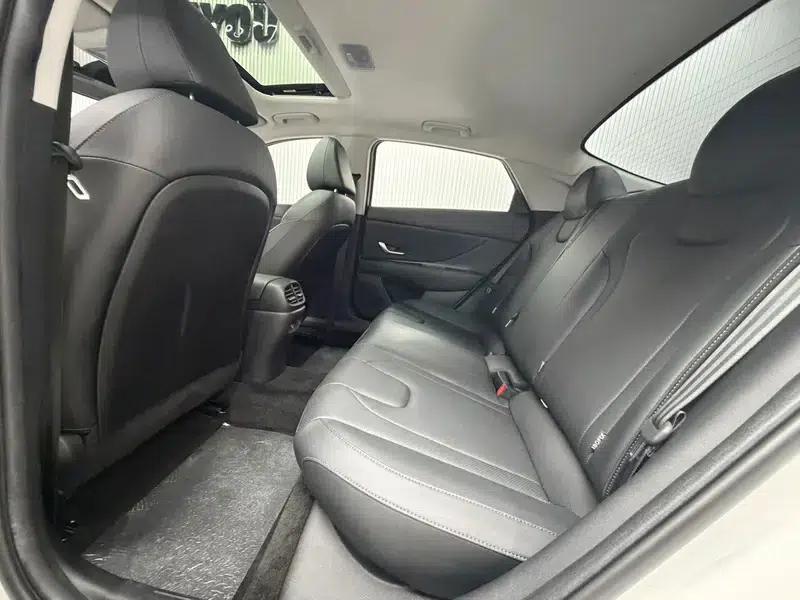Hyundai Elantra 2023 1.5L CVT LUX Premium Edition — миниатюра 22