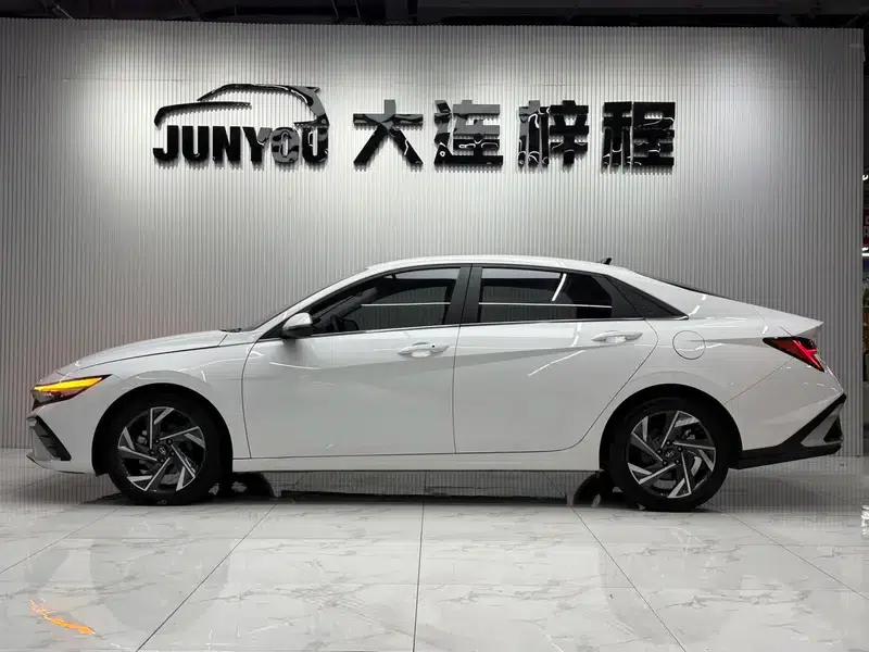 Hyundai Elantra 2023 1.5L CVT LUX Premium Edition — миниатюра 4