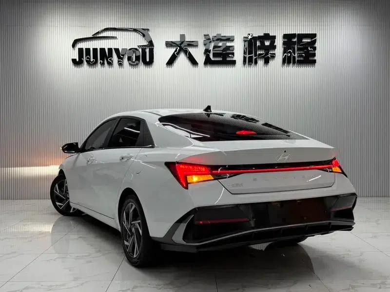 Hyundai Elantra 2023 1.5L CVT LUX Premium Edition — миниатюра 5