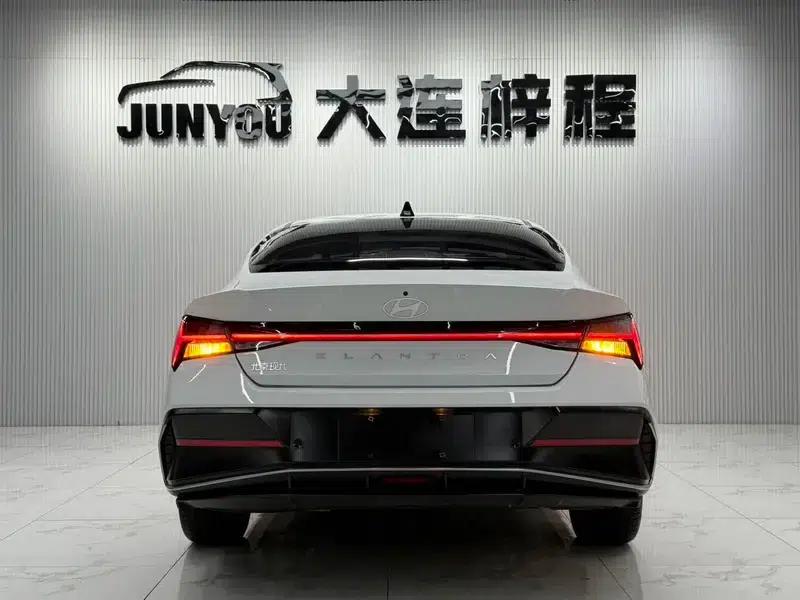 Hyundai Elantra 2023 1.5L CVT LUX Premium Edition — миниатюра 6