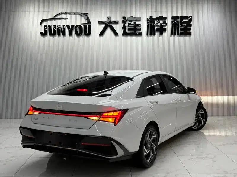 Hyundai Elantra 2023 1.5L CVT LUX Premium Edition — миниатюра 7
