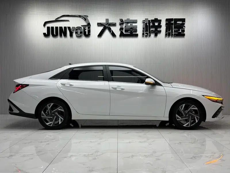 Hyundai Elantra 2023 1.5L CVT LUX Premium Edition — миниатюра 8