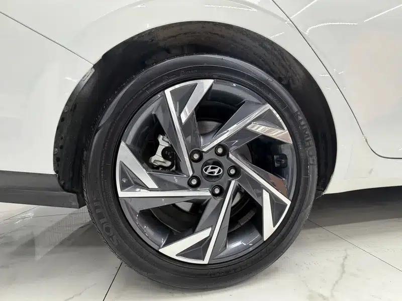 Hyundai Elantra 2023 1.5L CVT LUX Premium Edition — миниатюра 9