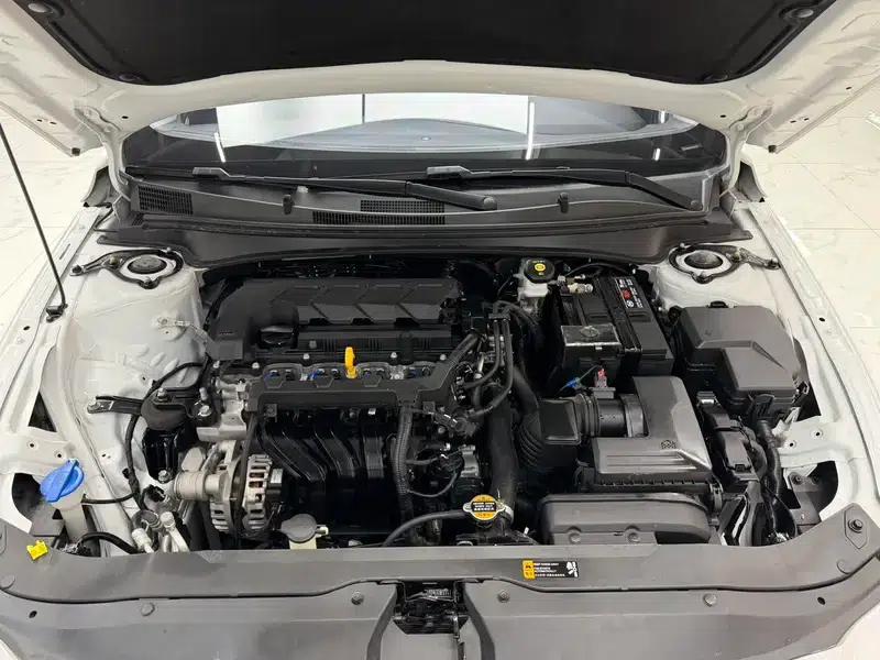 Hyundai Elantra 2023 1.5L CVT LUX Premium Edition — миниатюра 10