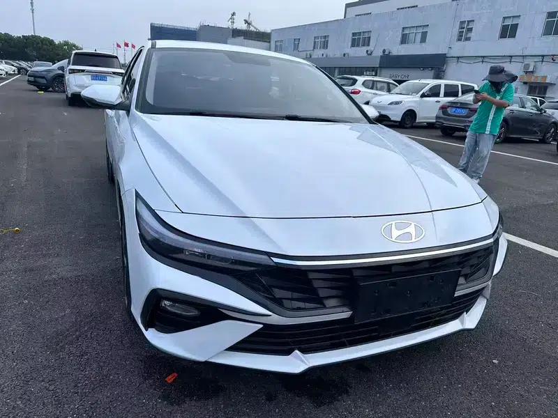 Hyundai Elantra 2023 1.5L CVT GLX Elite Edition — миниатюра 3