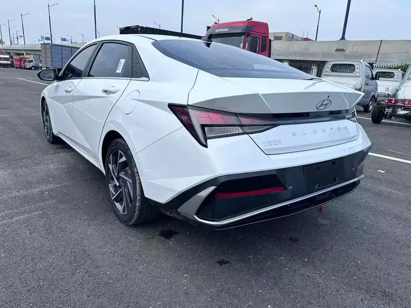 Hyundai Elantra 2023 1.5L CVT GLX Elite Edition — миниатюра 4