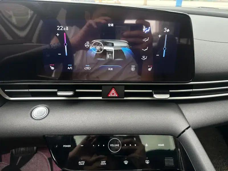 Hyundai Elantra 2021 1.5L CVT LUX Premium Edition — миниатюра 12