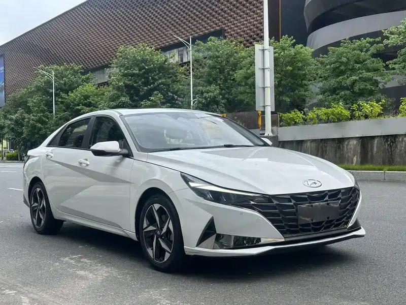 Hyundai Elantra 2021 1.5L CVT LUX Premium Edition — миниатюра 3