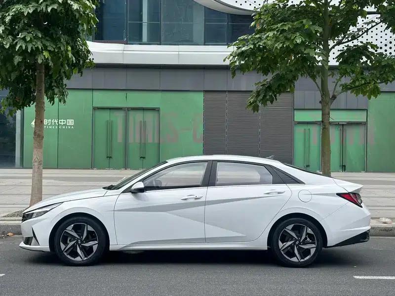 Hyundai Elantra 2021 1.5L CVT LUX Premium Edition — миниатюра 4