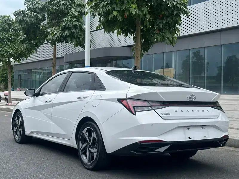 Hyundai Elantra 2021 1.5L CVT LUX Premium Edition — миниатюра 5