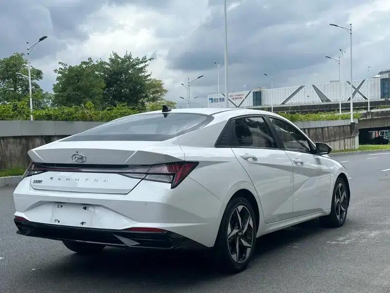Hyundai Elantra 2021 1.5L CVT LUX Premium Edition — миниатюра 7