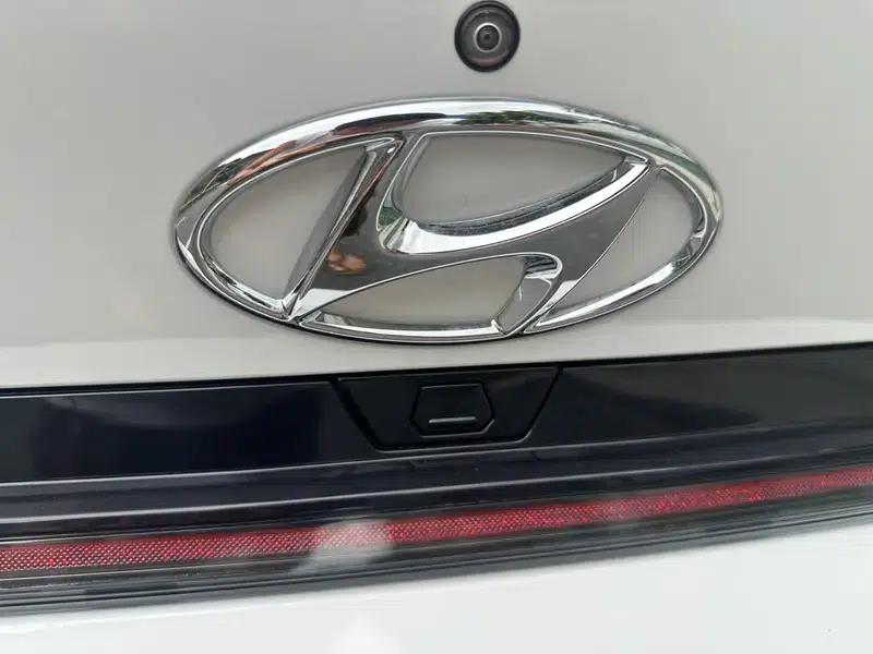 Hyundai Elantra 2021 1.5L CVT LUX Premium Edition — миниатюра 8