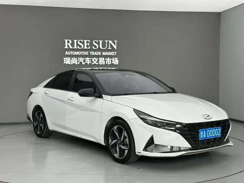 Hyundai Elantra 2021 1.5L CVT LUX Premium Edition — миниатюра 3