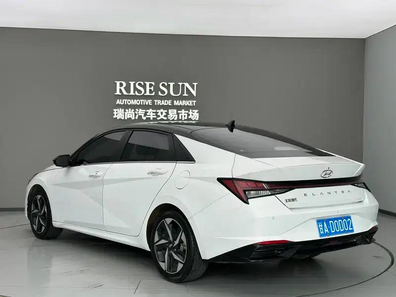 Hyundai Elantra 2021 1.5L CVT LUX Premium Edition — миниатюра 4