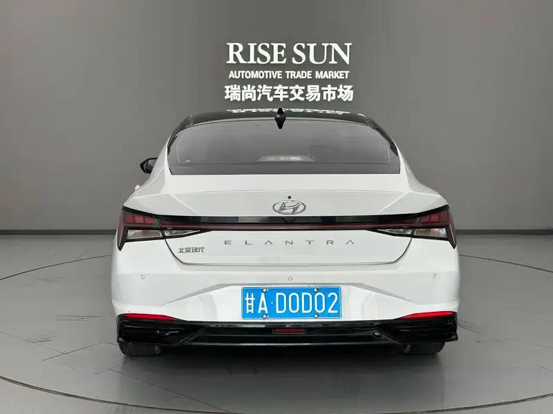 Hyundai Elantra 2021 1.5L CVT LUX Premium Edition — миниатюра 5